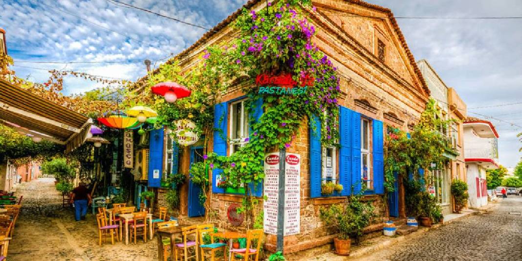 ‘Daha önce neden gelmemişim’ diyeceksiniz! Türkiye’de Santorini havası estiriyor: Tarihi evleri ve mavi sularıyla büyülüyor 6